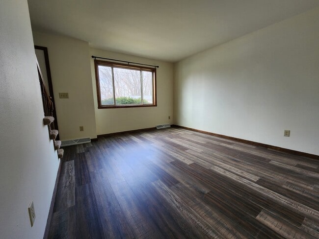 Building Photo - 2 Bedroom Townhouse 1205 Depere St Menasha