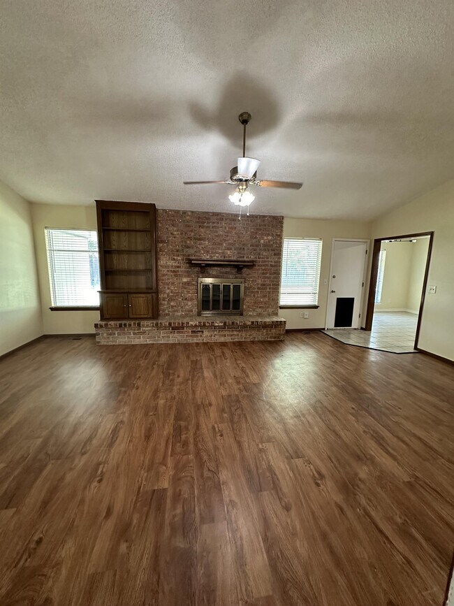 Building Photo - 1321 Alviola Ave