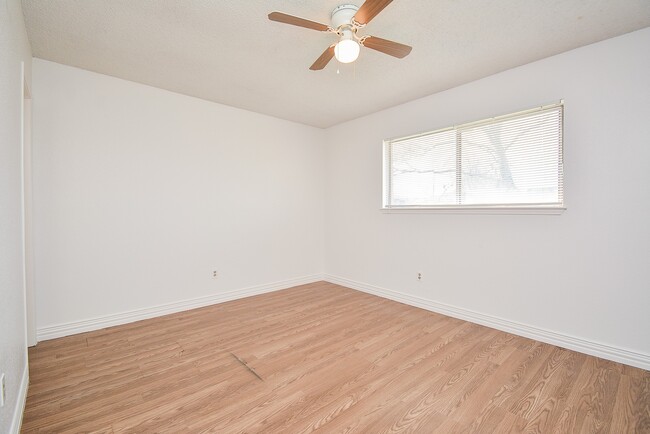 Building Photo - 4906 E Orem Dr