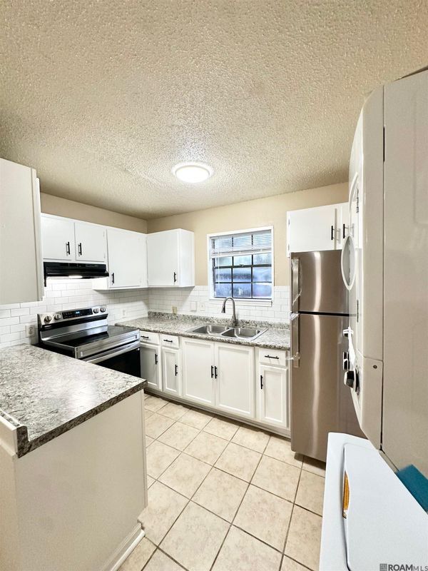 Building Photo - 3204 N Stevendale Rd