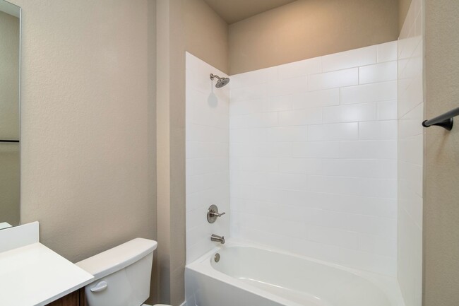 Foto del edificio - GORGEOUS 3 BEDROOM 2.5 BATH DUPLEX LOCATED...