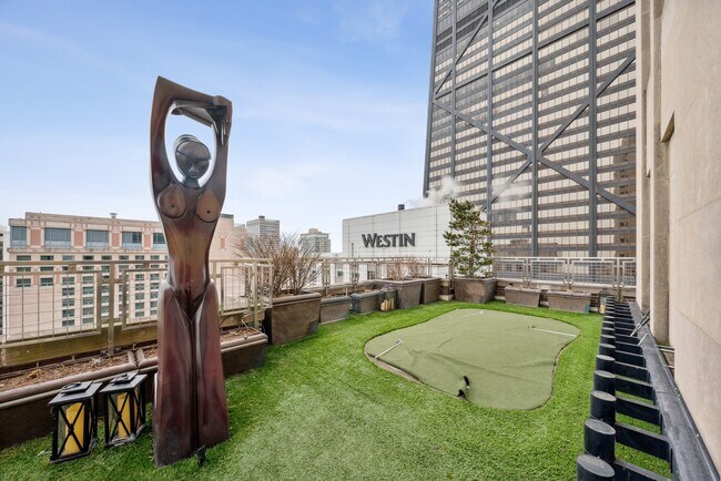 Foto del edificio - 159 E Walton Pl