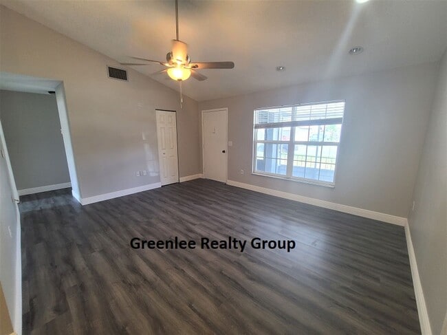 Building Photo - Updated 3 bed/2 bath home in Seven Springs...