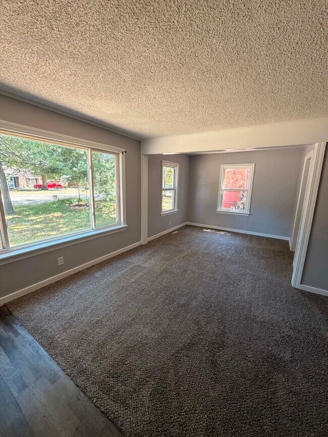 Foto del edificio - Spacious 4 Bedroom, 1 Bathroom Home with Bonus Living Area & Fireplace!