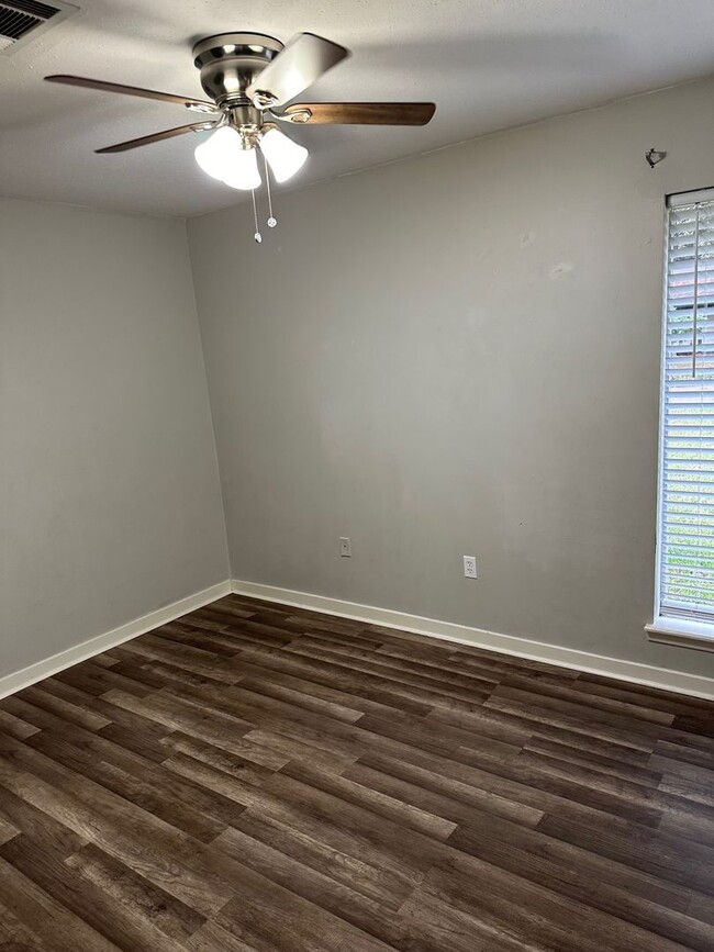 Building Photo - JUST REDUCED!!! PLUS****MOVE IN SPECIAL***...