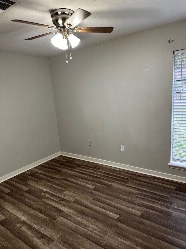 Foto del edificio - MOVE IN SPECIAL!**** 1/2 OF 1ST MONTH RENT...