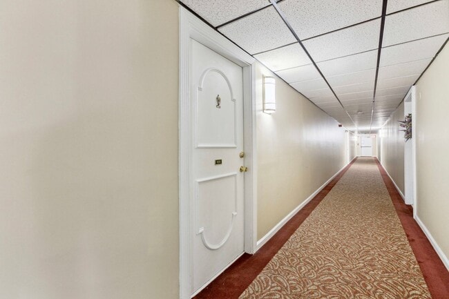 Building Photo - 1 Bedroom Condo Walking distance to Univer...