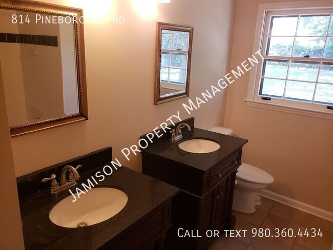 Foto del edificio - 814 Pineborough Rd