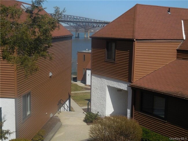 Building Photo - 350 Water St