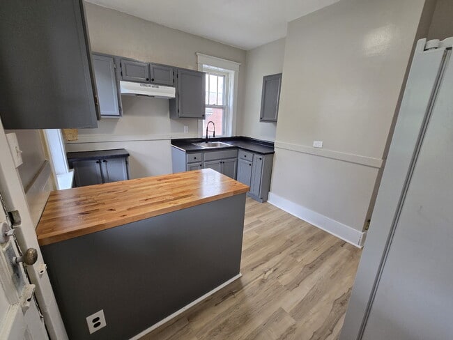 Building Photo - Beautiful 2BR/1BA Rental in Quiet St. Loui...
