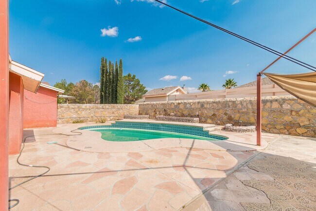 Building Photo - Stunning 4 bedroom, 2 bath home in Horizon...