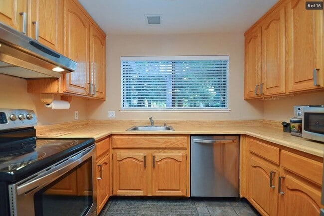 Building Photo - $2,790 - GORGEOUS TWO BEDROOM CENTRAL FREM...