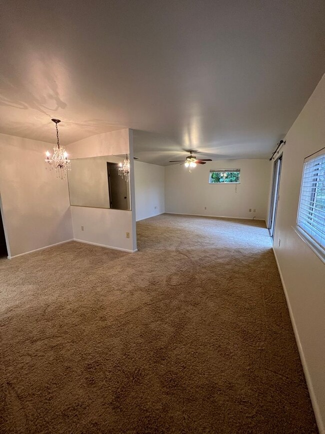 Building Photo - Charming home walking distance to Union Hill School! New Carpet!