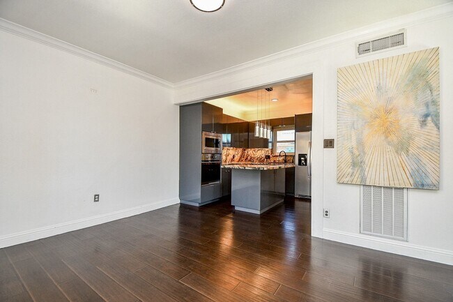 Building Photo - 6000 Inwood Dr