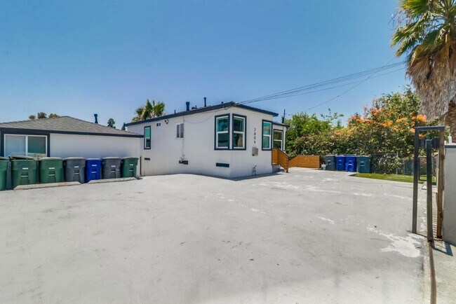 Foto del edificio - 2806 E 8th St
