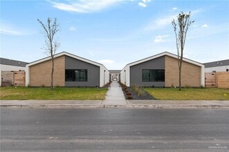 Building Photo - 1304 E Iris Ave