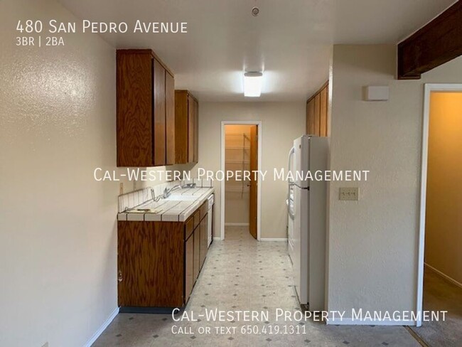 Building Photo - Large Duplex With One Car Garage!