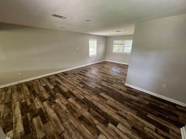 Building Photo - Charming 3BR Rental Featuring Granite Counters & Gas Range