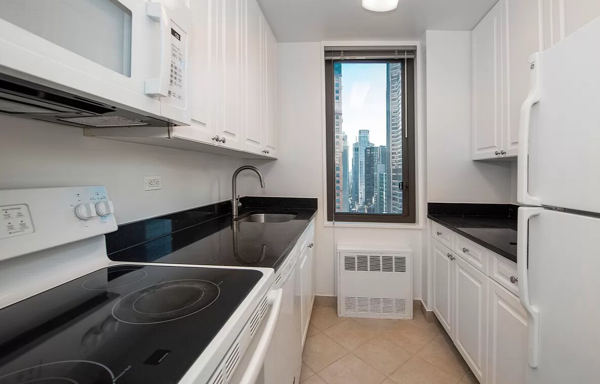 Building Photo - 41 W 56th St