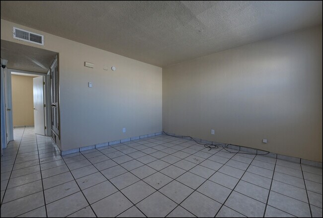 Foto del edificio - 4626 Maxwell Ave