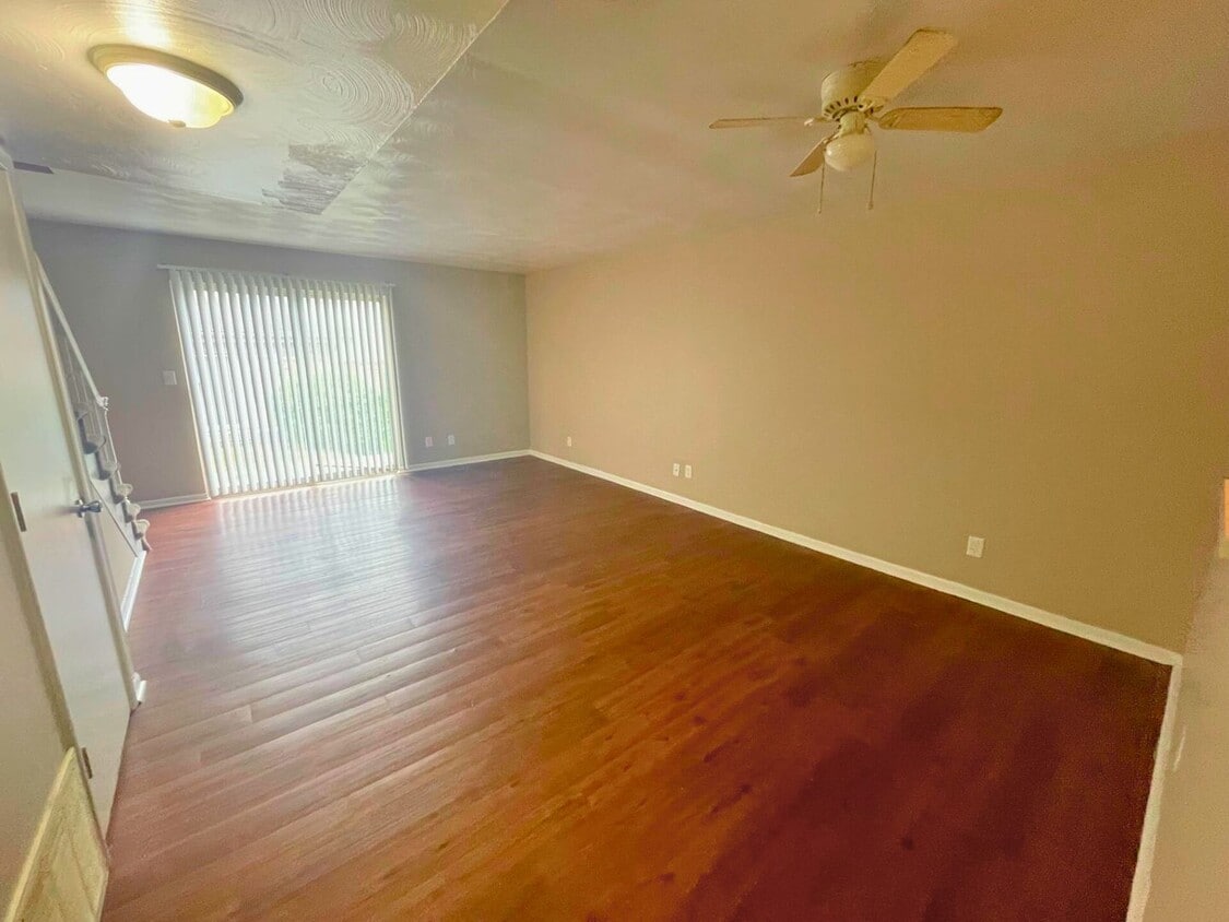 Foto principal - 2 Bedroom Townhome