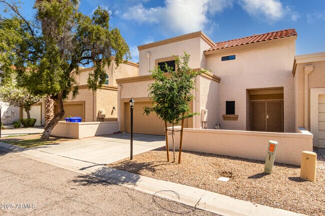 Building Photo - 2085 N Sunset Dr