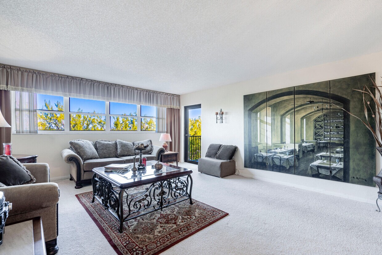 Foto principal - 3200 Port Royale Dr N