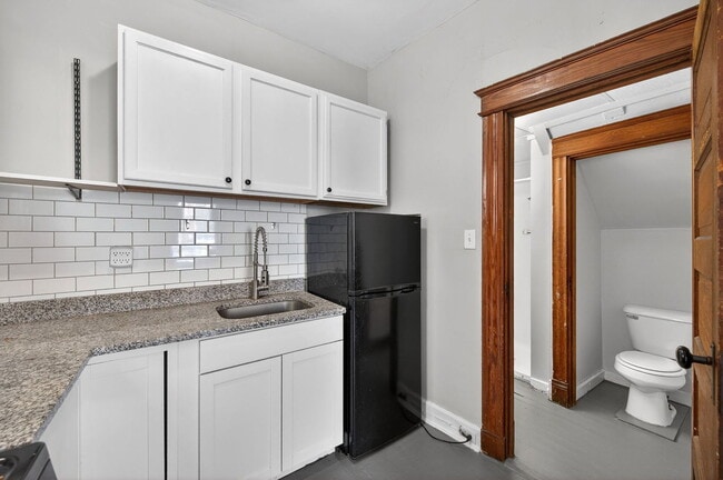 Building Photo - 2339 Rohs St