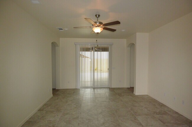 Foto del edificio - 3 bedroom 2 bathroom in Ashton Park gated community NW Visalia!