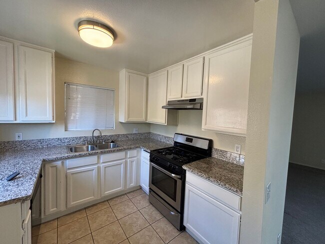Foto del edificio - 4502 Warner Ave