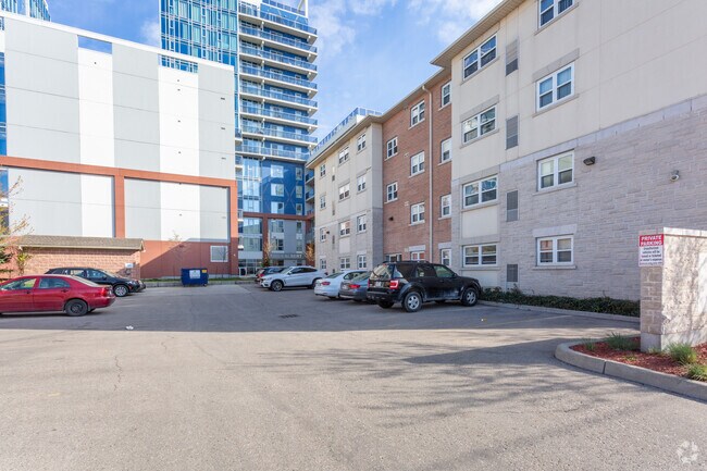 Photo du bâtiment - 110 Columbia St W