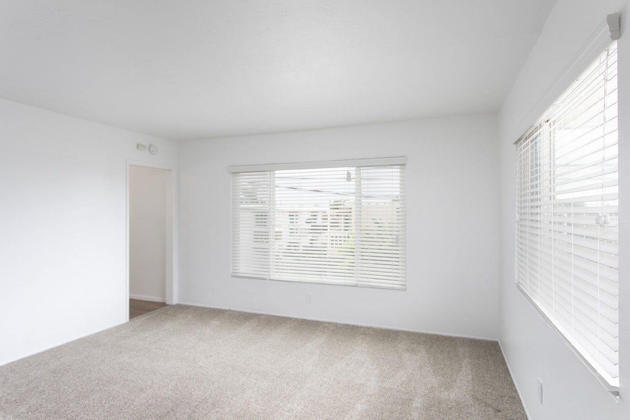 Building Photo - Bright 2 BR in Pacific Beach with 2 Parkin...