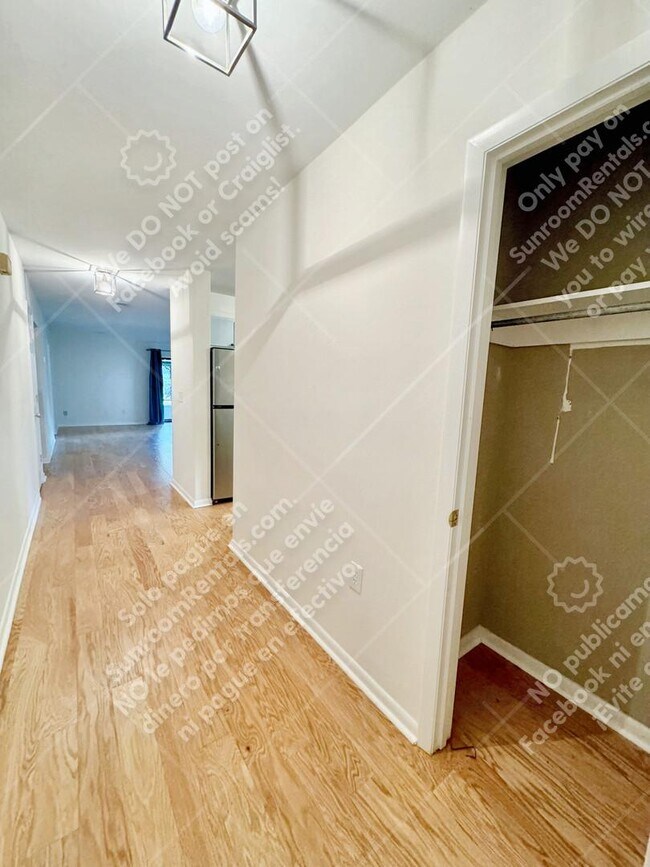 Building Photo - 1141 Shadow Lake Cir J
