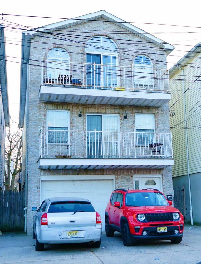 Primary Photo - 271 Chapel Ave