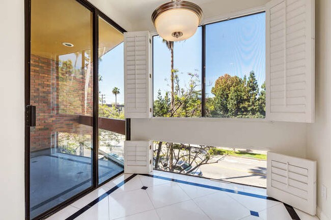 Breakfast w a View! - 750 S Bundy Dr