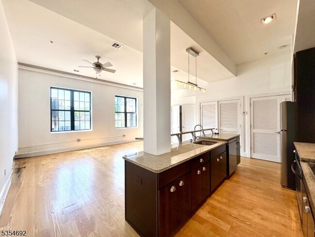 Building Photo - 988 Johnson Pl