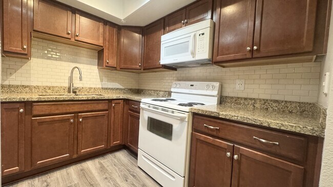 Foto del edificio - 1340 N Recker Rd