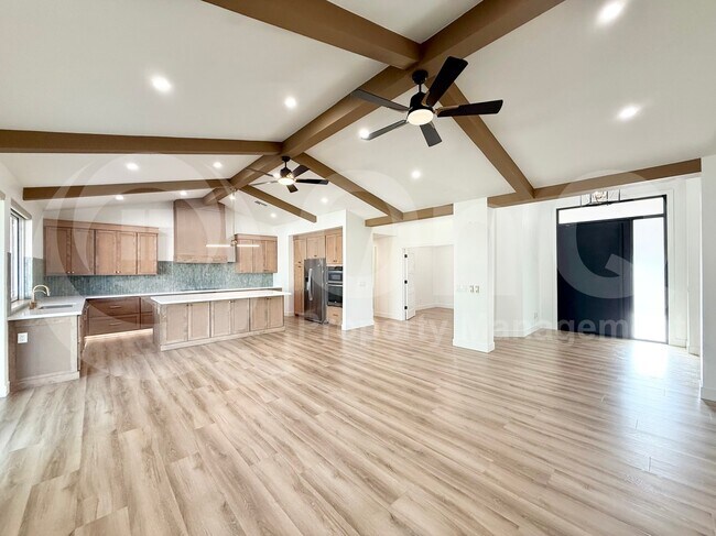 Building Photo - 841 N Los Altos Dr