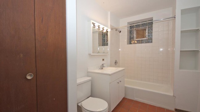 Building Photo - 910 W Wrightwood Ave