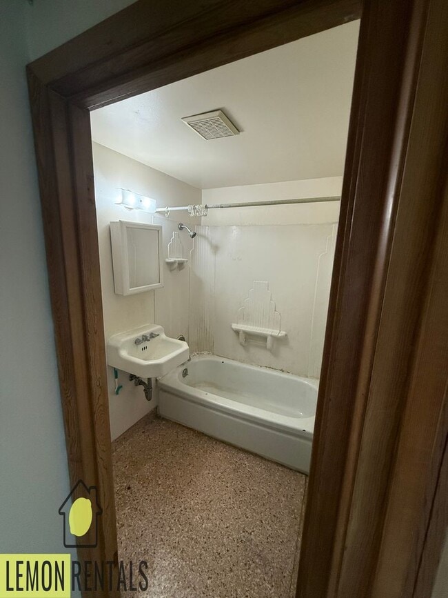 Foto del edificio - Lemon Rentals, 1bd, 1bath