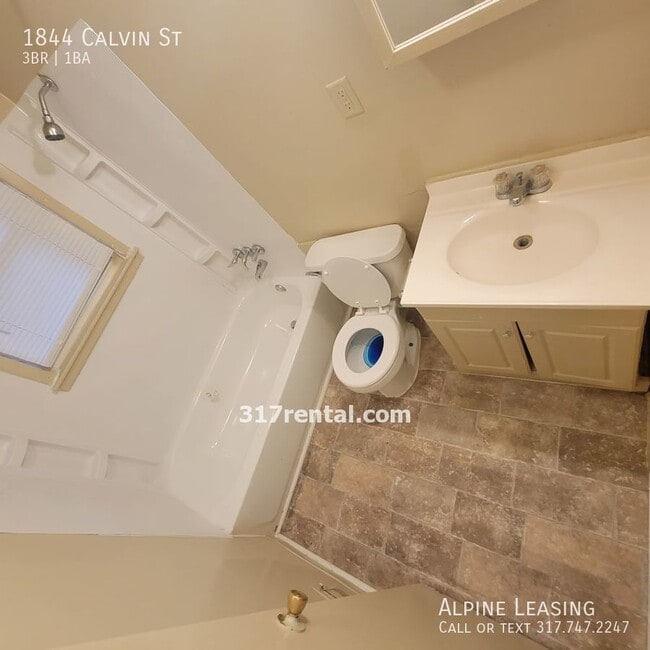 Building Photo - 1844 Calvin St - 3BR House w/Garage!