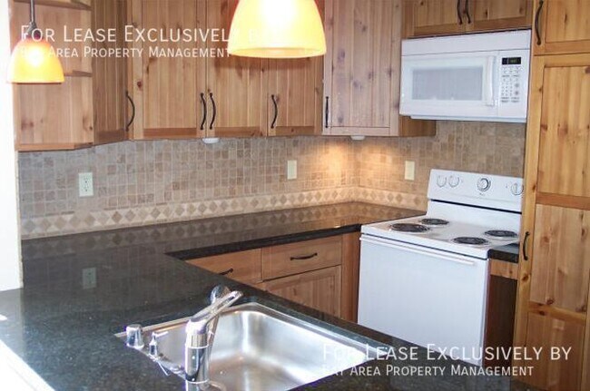 Building Photo - Spacious top story 2BR/1BA condo in charmi...