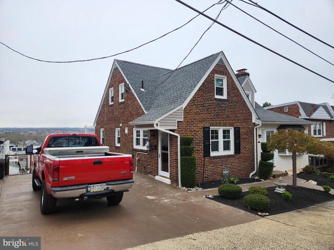 Building Photo - 647 Grove St