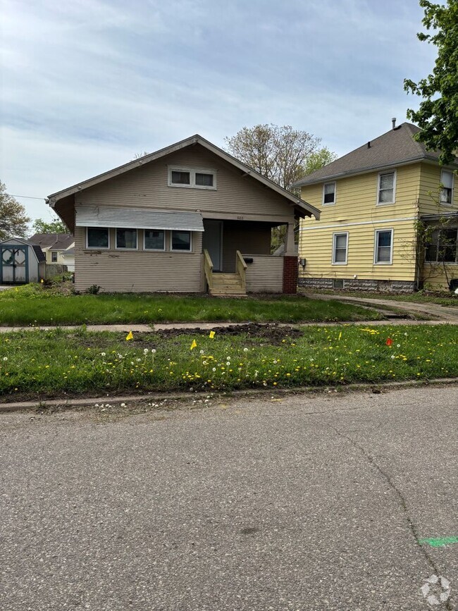 Building Photo - 1033 W 6th St