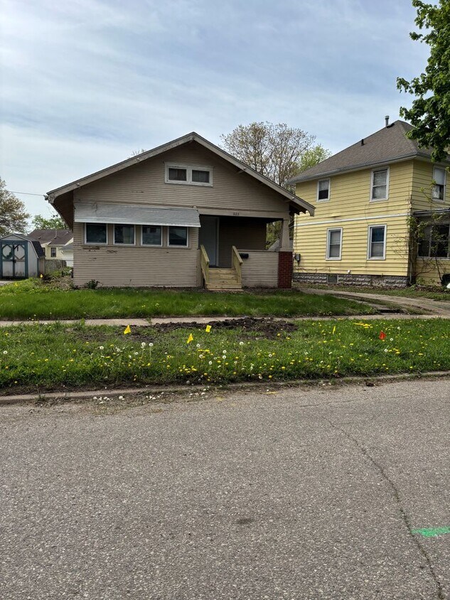 Foto principal - 2 bedroom, 1 bath house