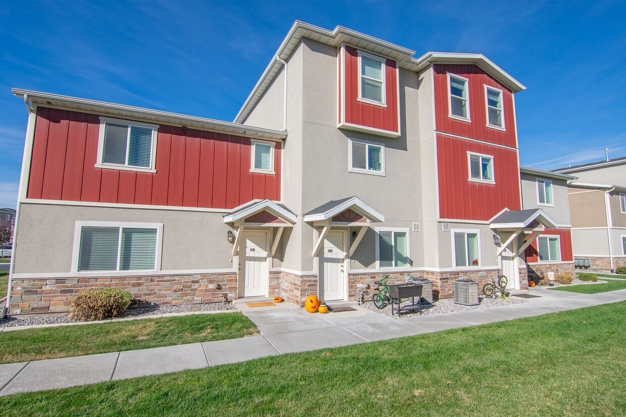 Beautiful 2Story Townhomes in Tucker Row House Rental in