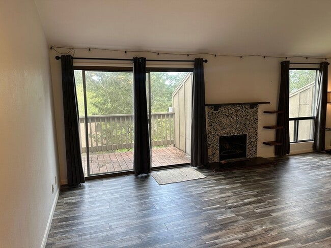 Building Photo - Updated 2 bedroom 1.5 bath condo!