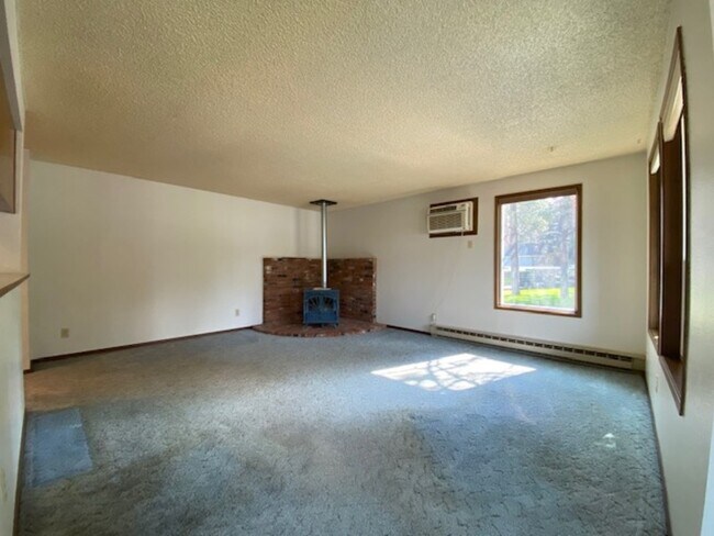 Building Photo - 8705 N Colton St