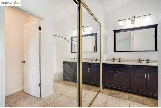 Building Photo - 807 Devonwood