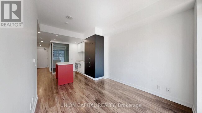 Photo du bâtiment - 33 Helendale Ave